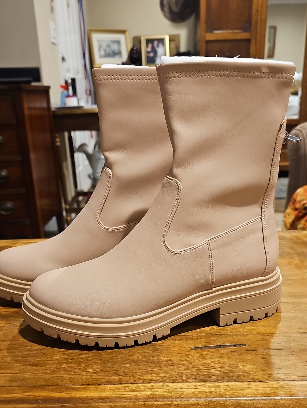 NEW!✨️ Women’s Pink / Beige Faux Leather Chelsea 👢 Boots (Size 8)